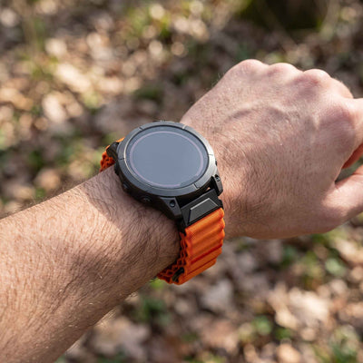 LUBUR N1 AIR in Signalorange, am Handgelenk im Freien